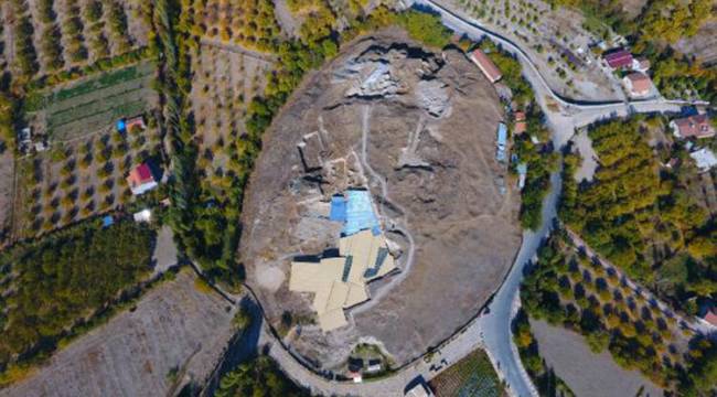 Arslantepe Höyüğü'nde cam kolye ve bilezik bulundu