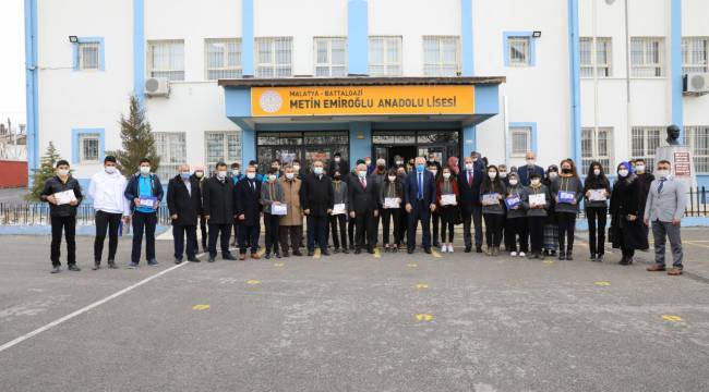 İHTİYAÇ SAHİBİ ÖĞRENCİLERE TABLET DAĞITIMI SÜRÜYOR