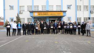 İHTİYAÇ SAHİBİ ÖĞRENCİLERE TABLET DAĞITIMI SÜRÜYOR