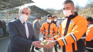 ŞEHİT VE GAZİ AİLELERİNDEN TEMİZLİK PERSONELLERİNE TEŞEKKÜR ZİYARETİ