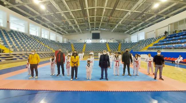 Taekwando Antrenörü Ayse Biri , 60 Sporcunun Katilimiyla Gerçekleştirdigi Taekwando Kemer İmtihanı'ni Başarı ile tamamlandı.
