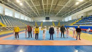 Taekwando Antrenörü Ayse Biri , 60 Sporcunun Katilimiyla Gerçekleştirdigi Taekwando Kemer İmtihanı'ni Başarı ile tamamlandı.