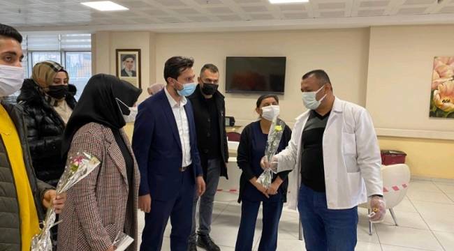 Yeşilyurt Hasan Çalık Devlet Hastanesinde ziyaretlerde bulunan Yeşilyurt Gençlik Kolları Başkanı Salih TAV Sağlik Çalisanlarina Karanfil Dagitti. 