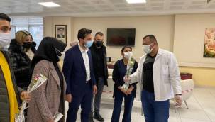 Yeşilyurt Hasan Çalık Devlet Hastanesinde ziyaretlerde bulunan Yeşilyurt Gençlik Kolları Başkanı Salih TAV Sağlik Çalisanlarina Karanfil Dagitti. 