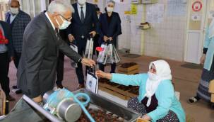  BAŞKAN GÜDER, KADINLAR GÜNÜ'NÜ KARANFİL DAĞITARAK KUTLADI