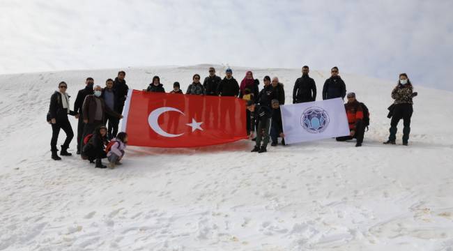                 BATTALGAZİ BELEDİYESİ'NDEN ANLAMLI ETKİNLİK BEYDAĞI'NIN ZİRVESİNDE İSTİKLAL MARŞIMIZ OKUNDU