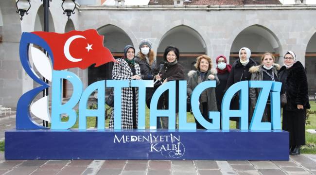  GASTRONOMİCİLER VE YAZARLAR, BATTALGAZİ'DEKİ TARİHİ MEKANLARI GEZDİ BATTALGAZİ'NİN TARİHİ MEKANLARI BÜYÜLÜYOR