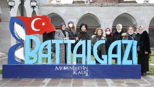  GASTRONOMİCİLER VE YAZARLAR, BATTALGAZİ'DEKİ TARİHİ MEKANLARI GEZDİ BATTALGAZİ'NİN TARİHİ MEKANLARI BÜYÜLÜYOR