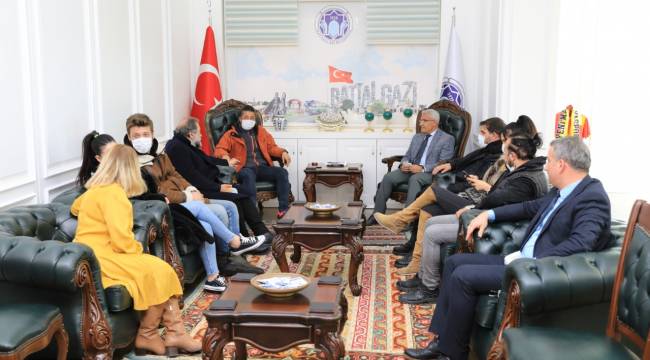  ÜNLÜ SANATÇILARDAN BAŞKAN GÜDER'E ZİYARET