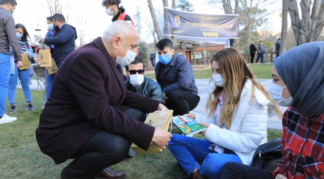 BATTALGAZİ BELEDİYESİ'NDEN KİTAPSEVERLERE ANLAMLI HEDİYE