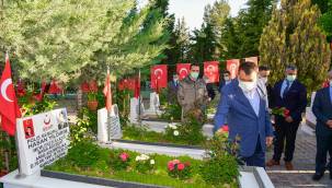 BAŞKAN GÜRKAN, BAYRAMIN İLK GÜNÜNDE ŞEHİTLİK'İ ZİYARET ETTİ