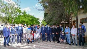 BAŞKAN GÜRKAN PANDEMİ SÜRECİNDE ÖZVERİYLE ÇALIŞAN MEZARLIK PERSONELİYLE BİR ARAYA GELDİ