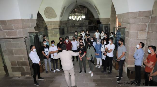 BATTALGAZİ BELEDİYESİ'NDEN GENÇLERE ÖZEL MÜZE GEZİSİ