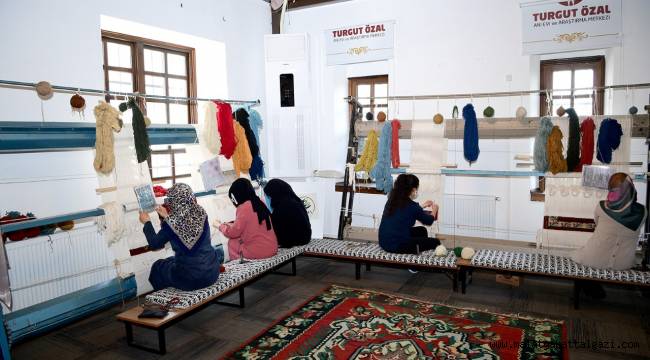 Kursiyerler meslek öğrenerek, aile bütçelerine katkı sunuyorlar.