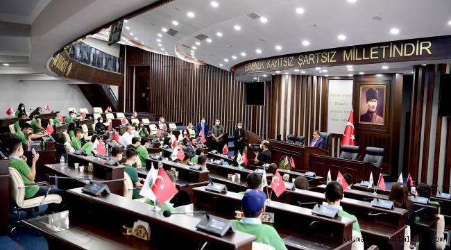 Marmara Eğitim Kurumları Öğrencilerini , Başkan Gürkan Meclis Salonunda Ağırladı