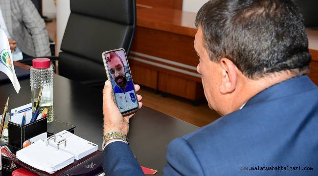 Başkan Gürkan, Anadolu Efes'in 44 numaralı formasını giyen Simon ile görüştü