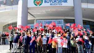 BAŞKAN GÜRKAN, KOMPOZİSYON YARIŞMASINDA DERECEYE GİREN ÖĞRENCİLERE ÖDÜLLERİNİ VERDİ