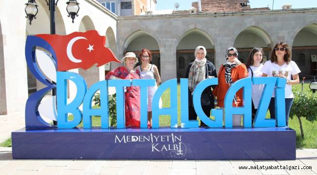 BATTALGAZİ TARİHİYLE TURİST KAFİLESİNİ CEZBETTİ