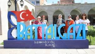 BATTALGAZİ TARİHİYLE TURİST KAFİLESİNİ CEZBETTİ