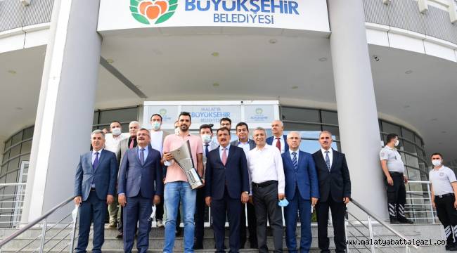 Büyükşehir Belediyesi Anadolu Efesli Simon'a Fahri Hemşehri Beratı verdi