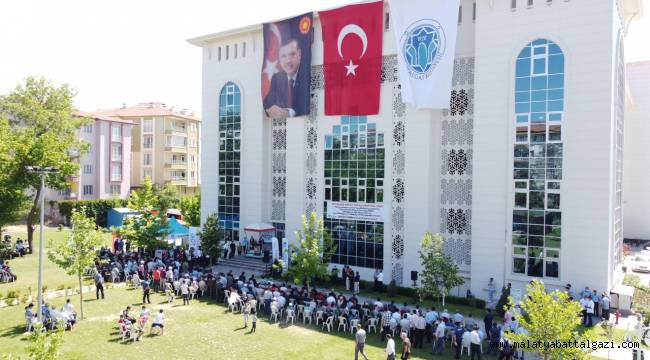 GELİNCİK TEPESİ 678 KONUTUN ANAHTAR TESLİM TÖRENİ DÜZENLENDİ