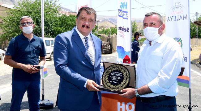 VATANDAŞLAR TARAFINDAN COŞKUYLA KARŞILANAN BAŞKAN GÜRKAN