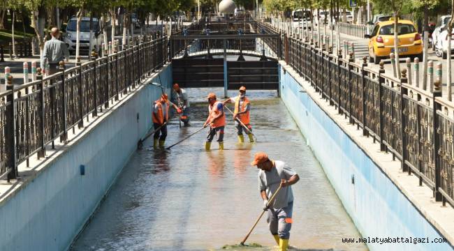 BÜYÜKŞEHİR BELEDİYESİ KANALBOYUNU TEMİZLİYOR