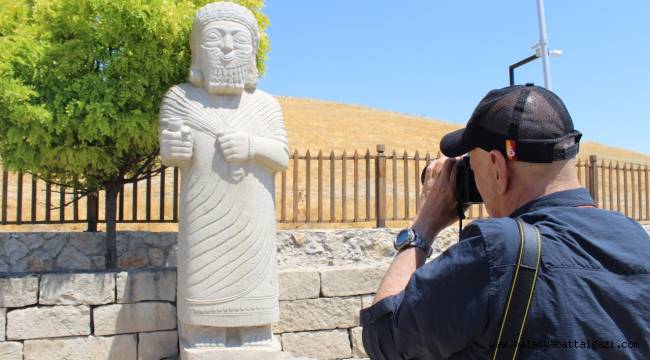 FOTOĞRAFSEVERLER, BATTALGAZİ'DEKİ TARİHİ MEKANLARI GEZDİ
