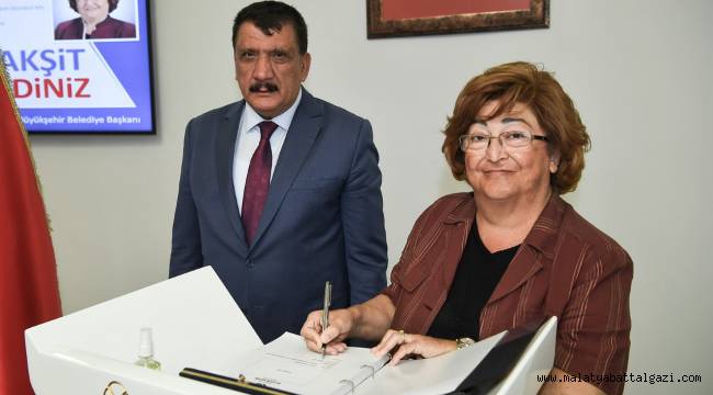 AK Parti Genel Başkan Danışmanı Güldal Akşit ve beraberindeki heyeti kabul eden Başkan Gürkan,