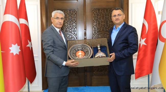 BAŞKAN GÜDER, AK PARTİ GENEL MERKEZ YEREL YÖNETİMLER BAŞKAN YARDIMCISI MAHMUT KAÇAR'A SUNUM YAPTI