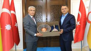 BAŞKAN GÜDER, AK PARTİ GENEL MERKEZ YEREL YÖNETİMLER BAŞKAN YARDIMCISI MAHMUT KAÇAR'A SUNUM YAPTI