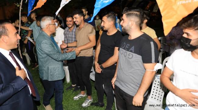 BAŞKAN GÜDER, YARINLARIMIZIN TEMİNATI GENÇLERLE BULUŞTU