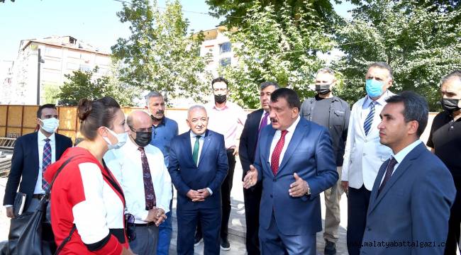 Kernek Meydanında yapılan çalışmaları inceleyen Başkan Gürkan