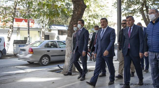 Altyapısı tamamlanan cadde üzerinde kaldırım çalışmaları yapılıyor