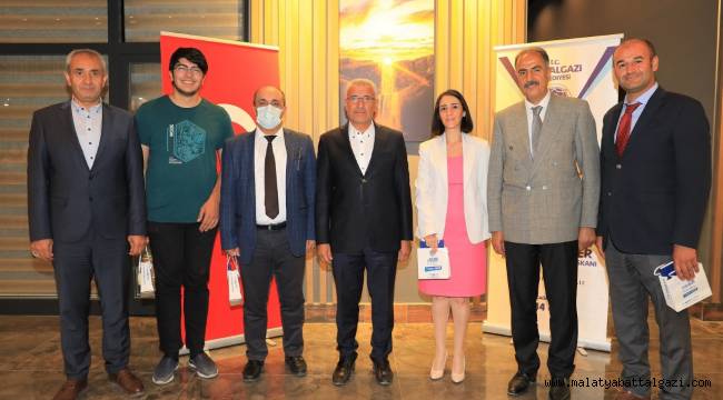 BAŞKAN GÜDER, TEKNOFEST'TE DERECEYE GİREN ÖĞRENCİLERLE BULUŞTU