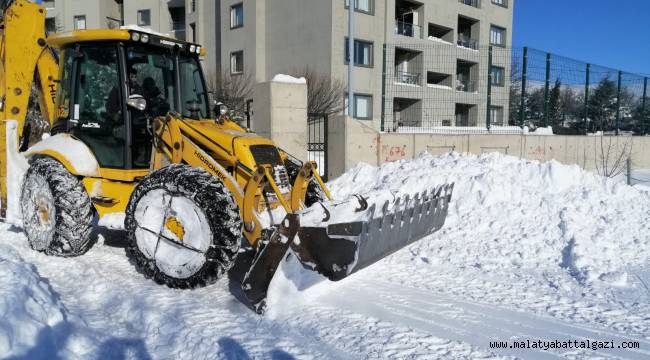 Arapgir'de kar yağışı sonrası yollarda çalışma başlatıldı