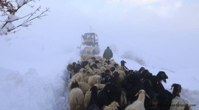 BEYDAĞI'NI AŞAN BATTALGAZİ BELEDİYESİ EKİPLERİ, ÜRETİCİ VE HAYVANLARINI KURTARDI