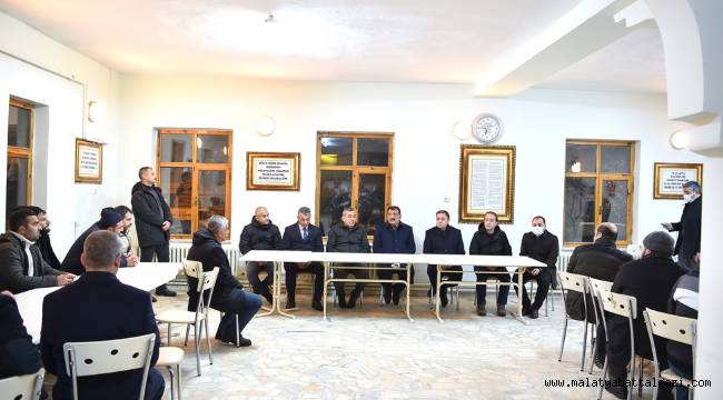 Mıhlıdut ve Fahri Kayahan Caddelerinde kar küreme çalışmalarını takip eden