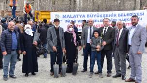 BÜYÜKŞEHİR BELEDİYESİ TARAFINDAN PÜTÜRGE'DE FİDAN DAĞITIMI YAPILDI