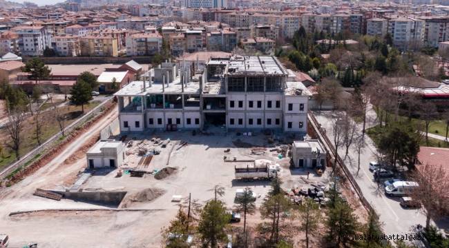 Millet Kütüphanesinde incelemelerde bulunan Başkan Gürkan,