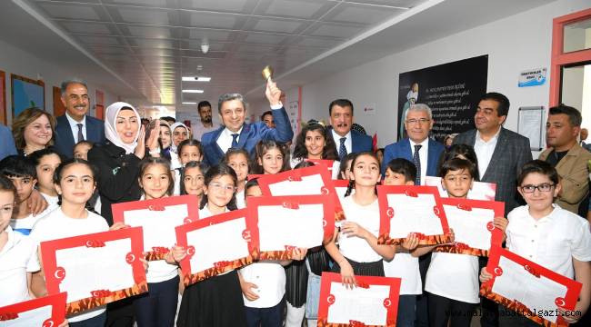 BAŞKAN GÜRKAN ÖĞRENCİLERİN KARNE SEVİNCİNE ORTAK OLDU