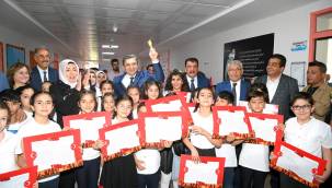 BAŞKAN GÜRKAN ÖĞRENCİLERİN KARNE SEVİNCİNE ORTAK OLDU