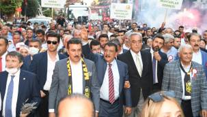 25'inci Uluslararası Kültür Sanat Etkinlikleri ve Kayısı Festivali Kortej Yürüyüşü Yapıldı