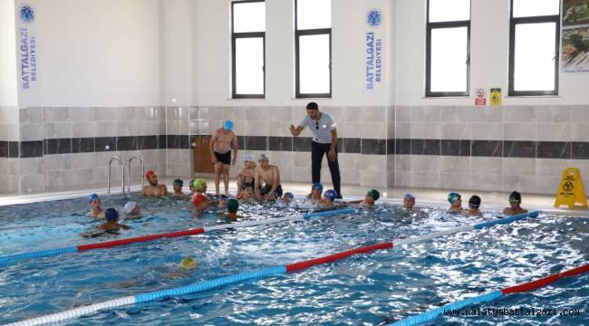 BAŞKAN GÜDER, GENÇLERLE BİRLİKTE KULAÇ ATTI