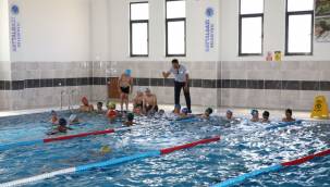 BAŞKAN GÜDER, GENÇLERLE BİRLİKTE KULAÇ ATTI