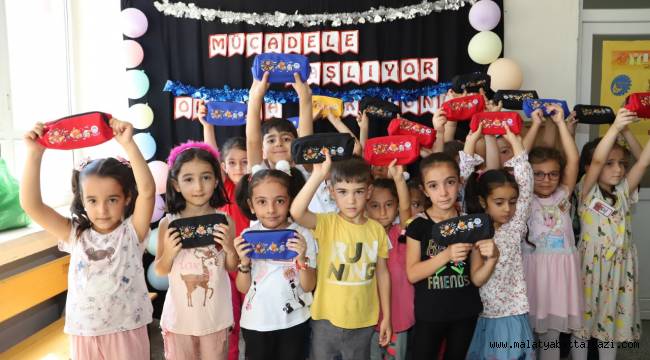 BAŞKAN GÜDER'DEN UYUM EĞİTİMİ ALAN MİNİK ÖĞRENCİLERE KIRTASİYE SÜRPRİZİ