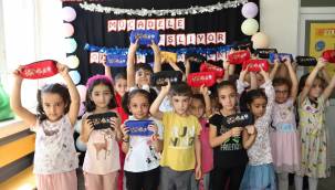 BAŞKAN GÜDER'DEN UYUM EĞİTİMİ ALAN MİNİK ÖĞRENCİLERE KIRTASİYE SÜRPRİZİ