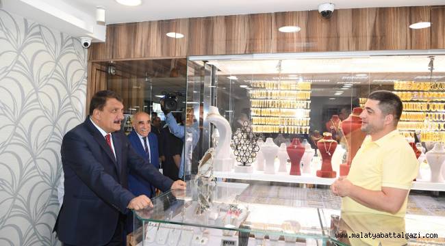 İnönü Kapalı Çarşı Esnafıyla bir araya gelen Başkan Gürkan