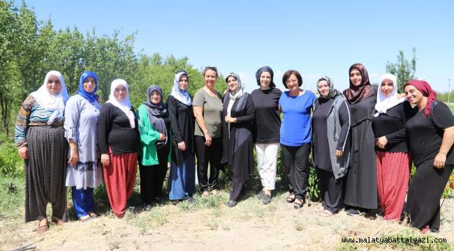 KADIN MUHTARLAR KOOPERATİFTE ÜRETİM YAPAN KADINLARA OMUZ VERDİ
