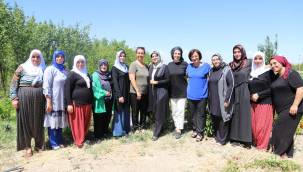 KADIN MUHTARLAR KOOPERATİFTE ÜRETİM YAPAN KADINLARA OMUZ VERDİ